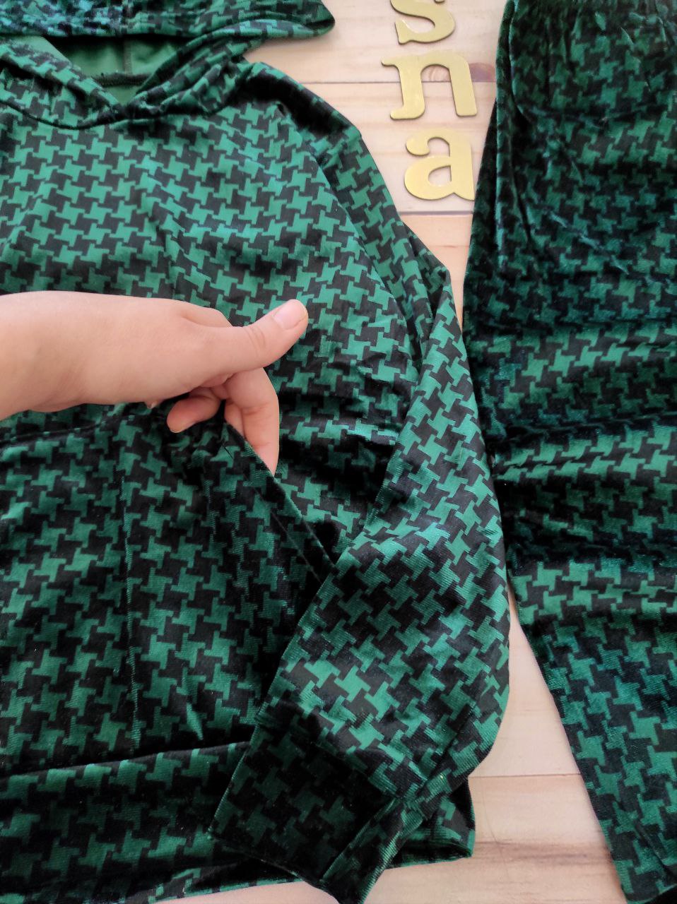 عکس محصول ست هودی شلوار پیچازی مخمل - شماره 3